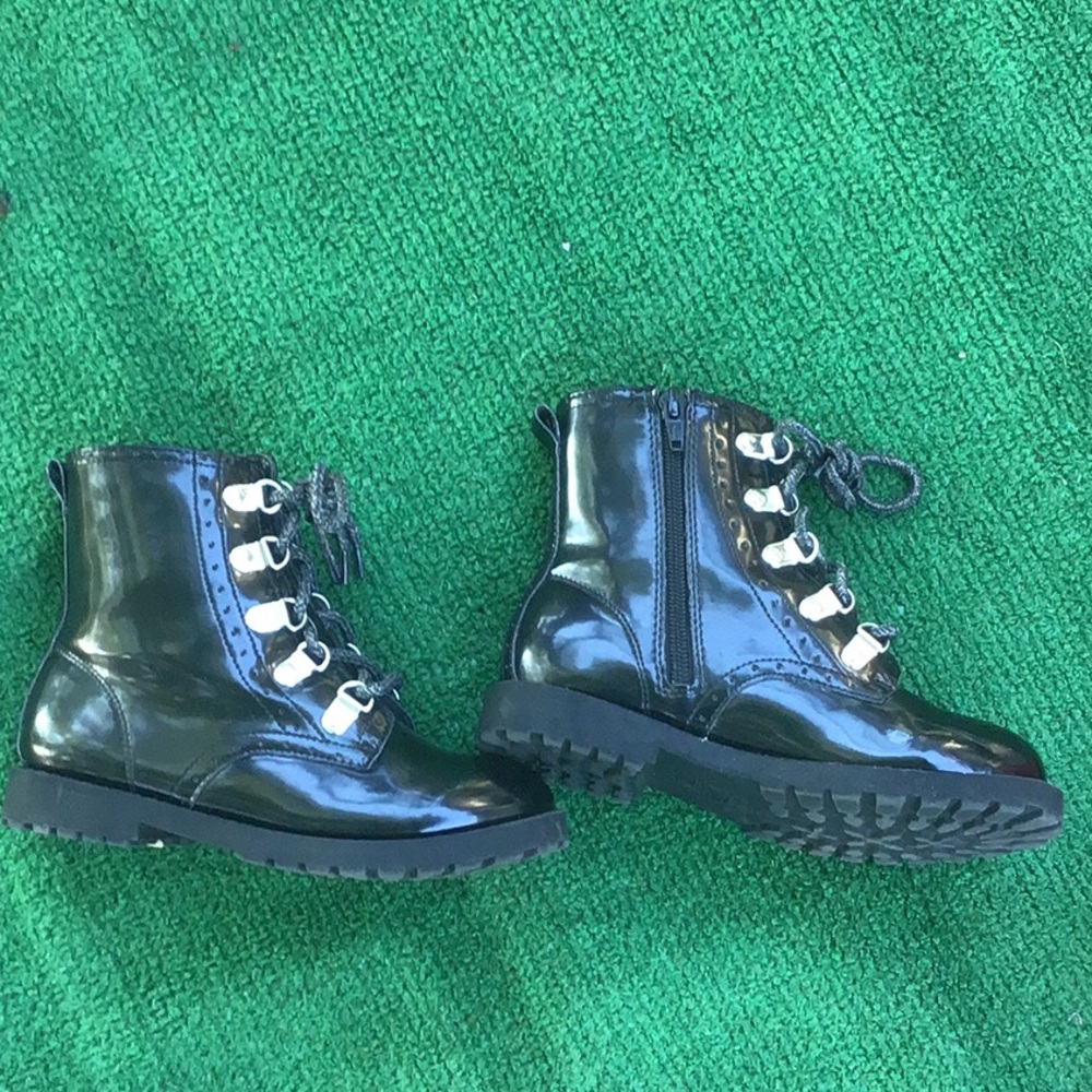 EUC “WONDER NATION NON MARKING” BOOTS Non slip!!